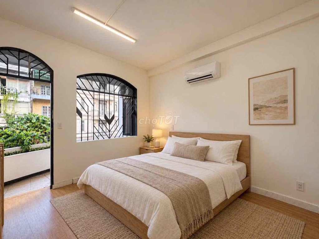 Open the new apartment, right in the market, she'll hand over the entire interior.