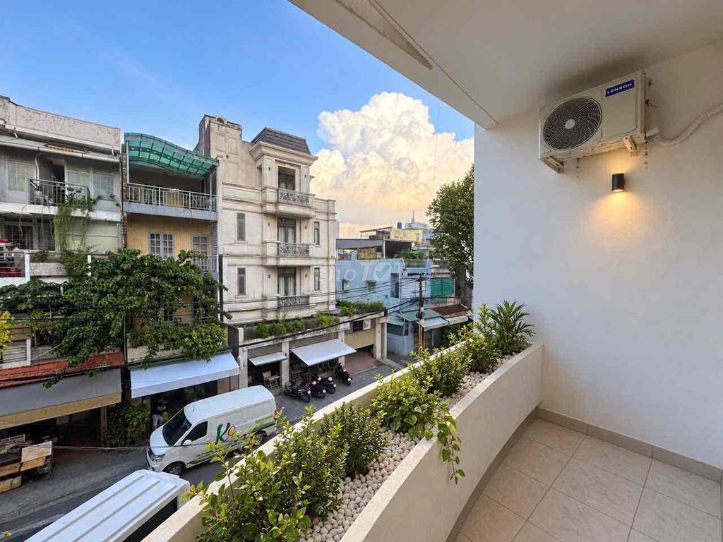 Open the new apartment, right in the market, she'll hand over the entire interior.