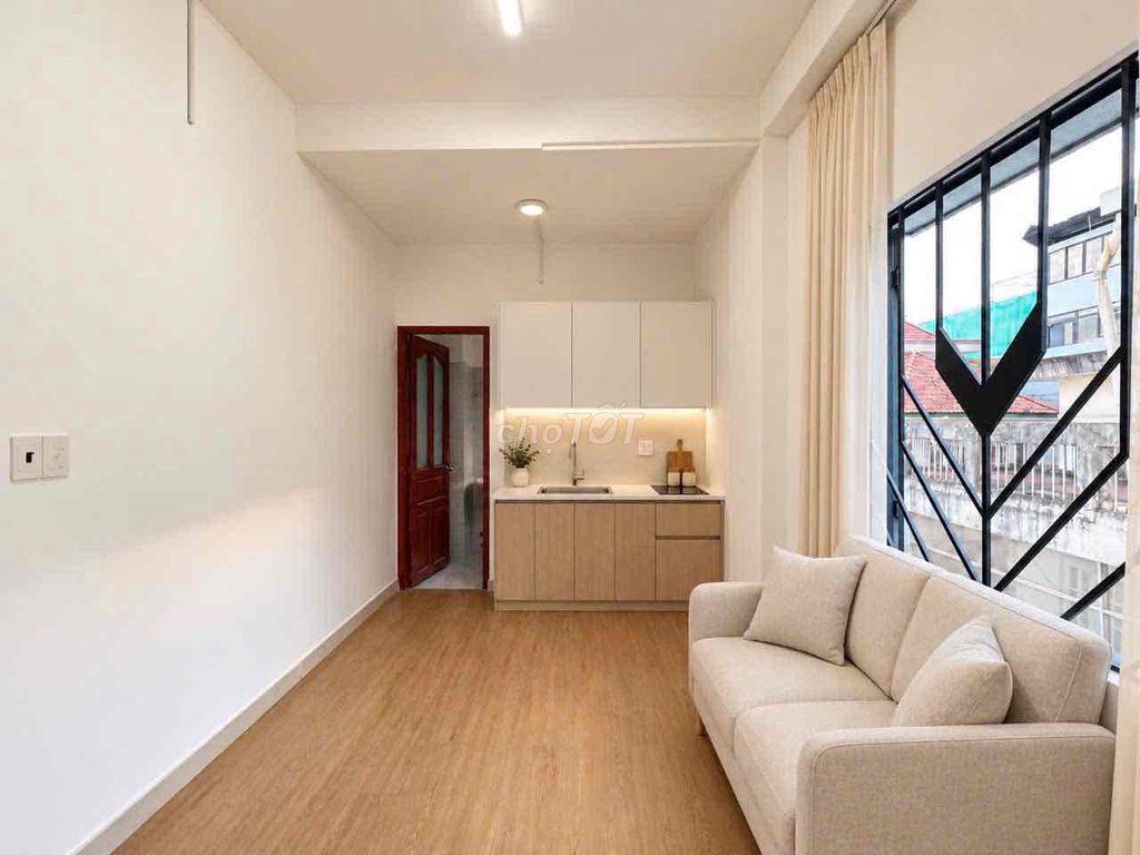 Open the new apartment, right in the market, she'll hand over the entire interior.