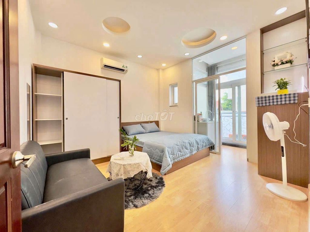 He's at University of huflit - 30 ra-b - full interior with car balconies