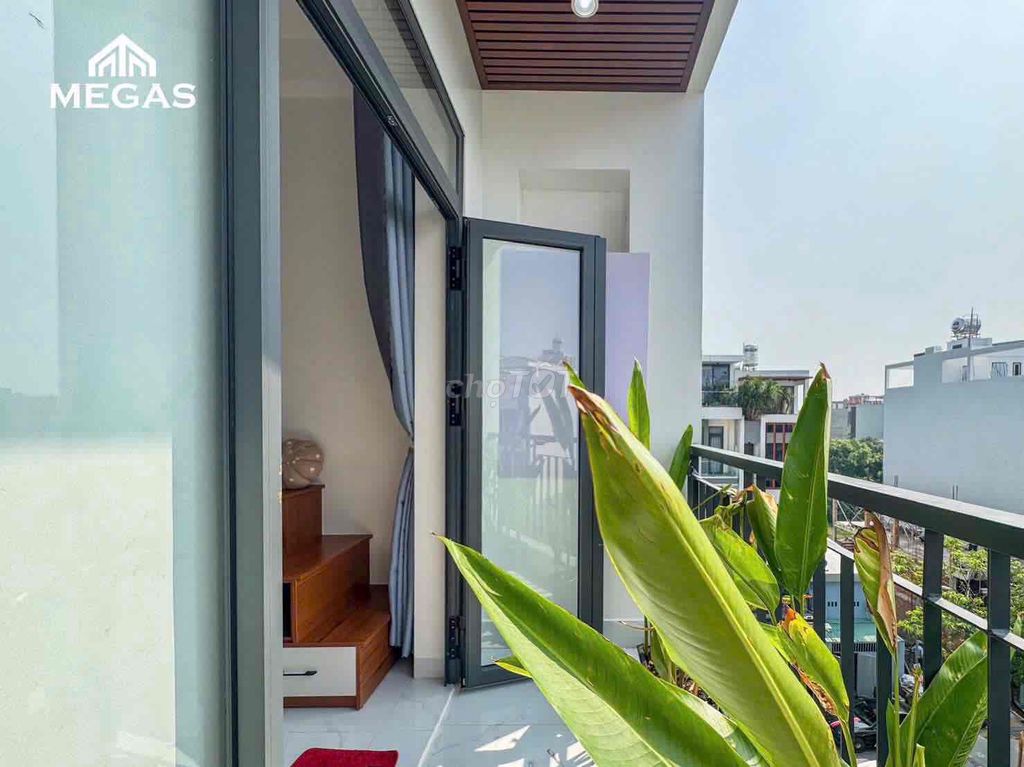 Trường Chinh_phan has just built a brand-new 10 pedex balcony.