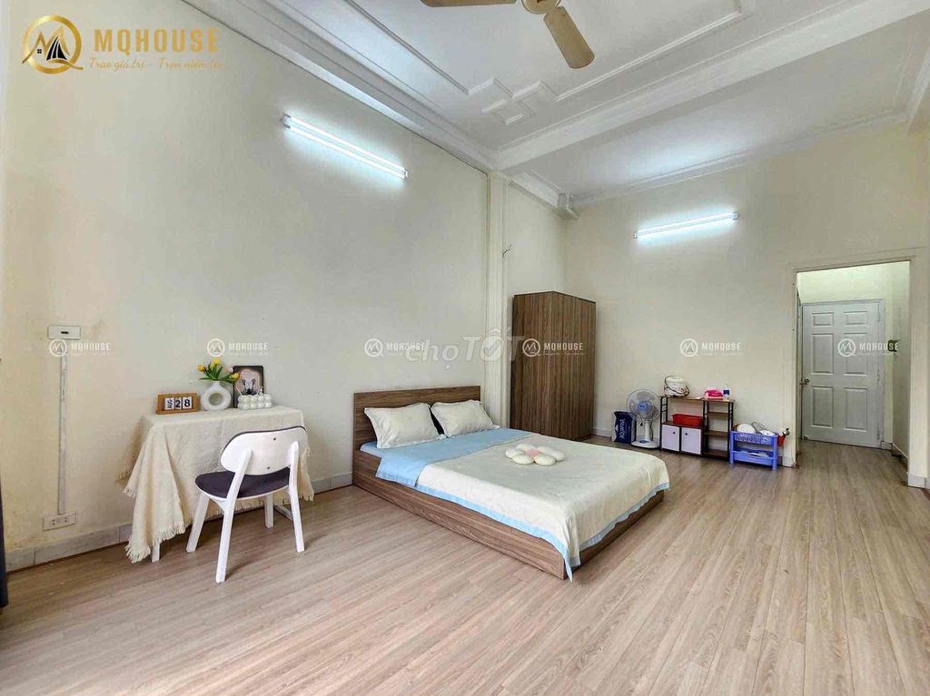 The balcony studio right here is galaxy Nguyễn Hồng Đào.