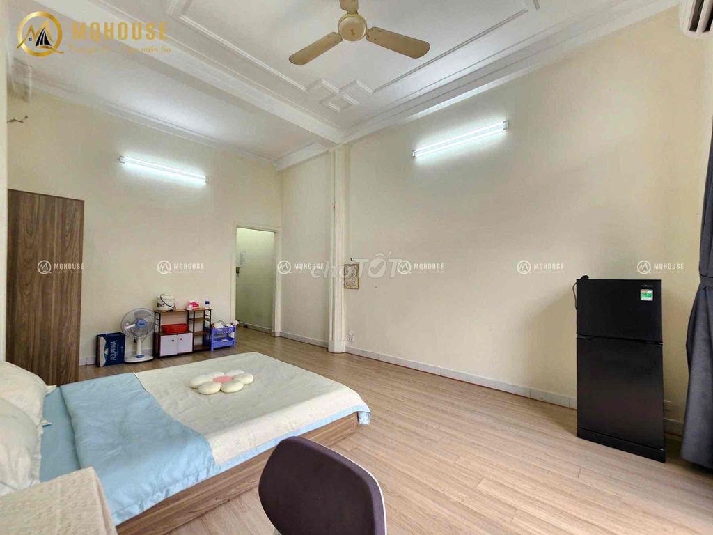 The balcony studio right here is galaxy Nguyễn Hồng Đào.