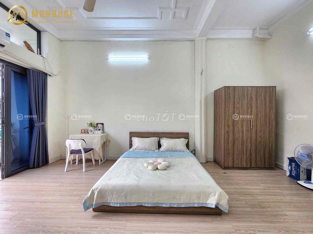 The balcony studio right here is galaxy Nguyễn Hồng Đào.