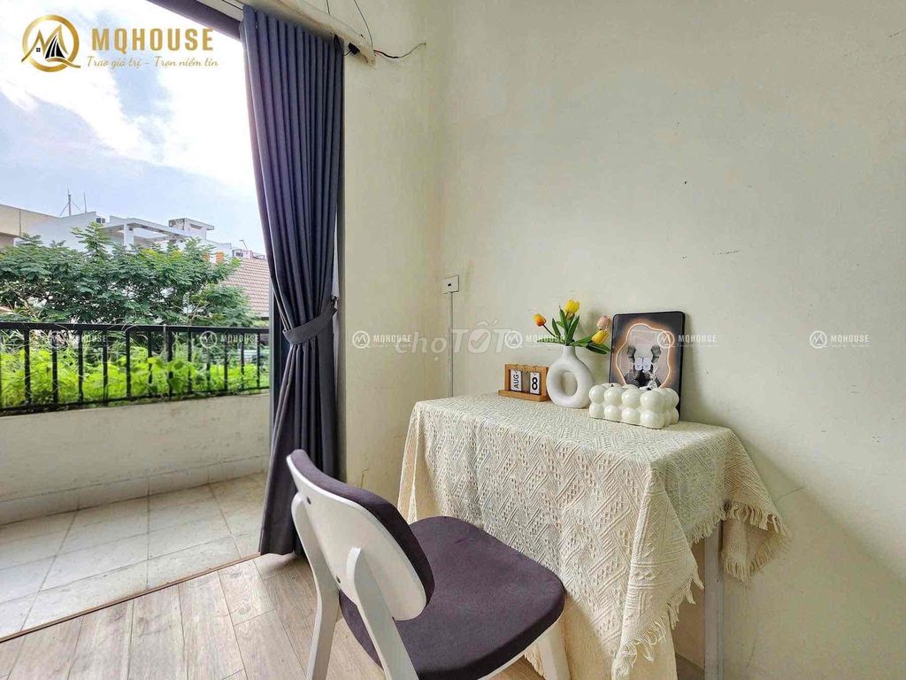 The balcony studio right here is galaxy Nguyễn Hồng Đào.