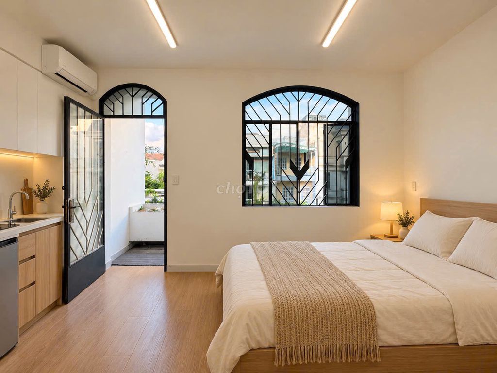 The cheap apartment is right at the White House near the market.