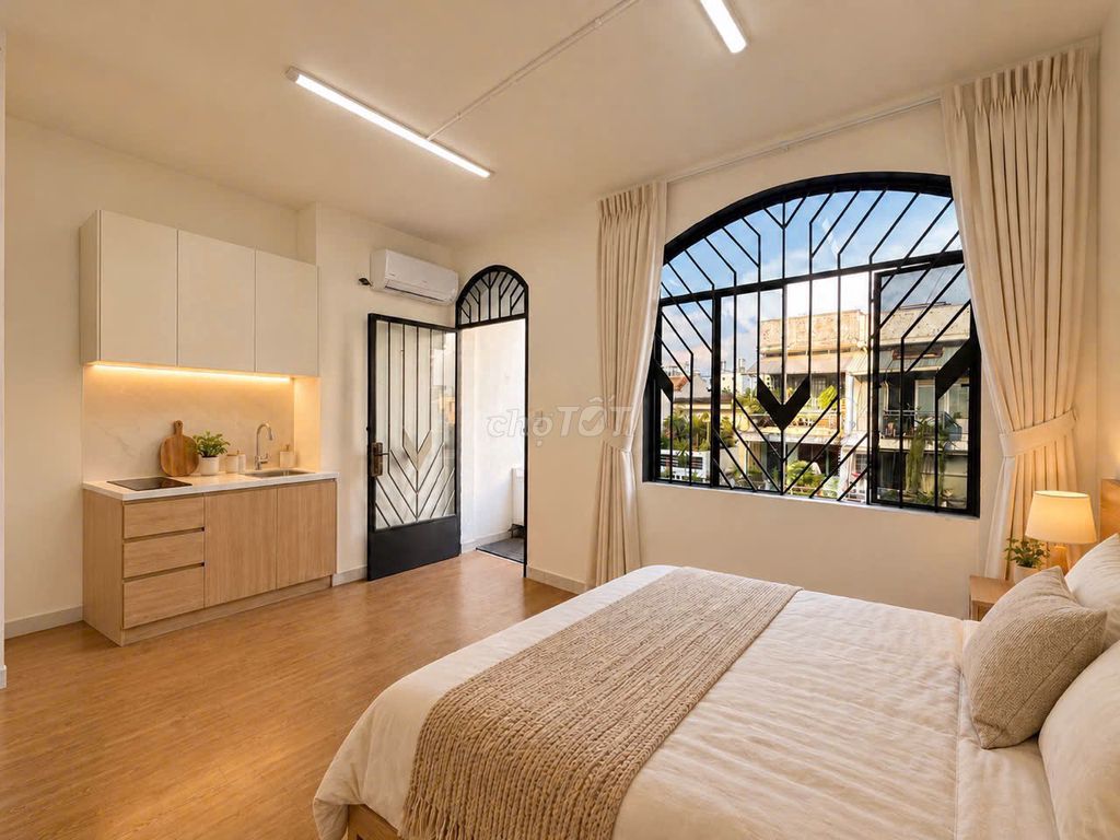 The cheap apartment is right at the White House near the market.