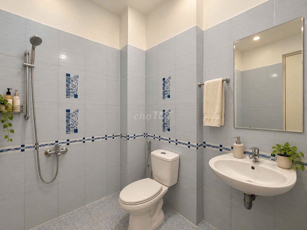 The cheap apartment is right at the White House near the market.