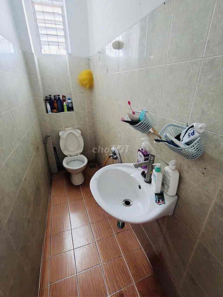 Rent two floors of room. There's a cool window balcony.