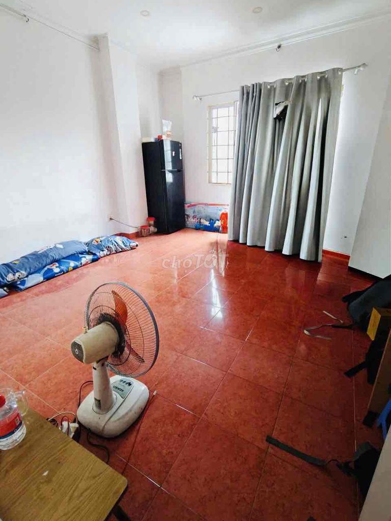 Rent two floors of room. There's a cool window balcony.
