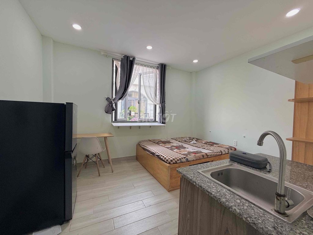 100 Studio 35m2 large windows, Hoàng Văn Thụ, Phú Nhuận. Near District 1