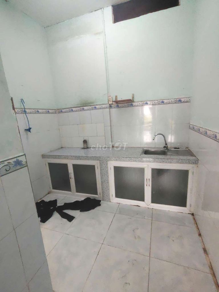 The rental house is 4 x 12 meters Bà Cả in five Đa Phước B societies. It's 3 million a day.