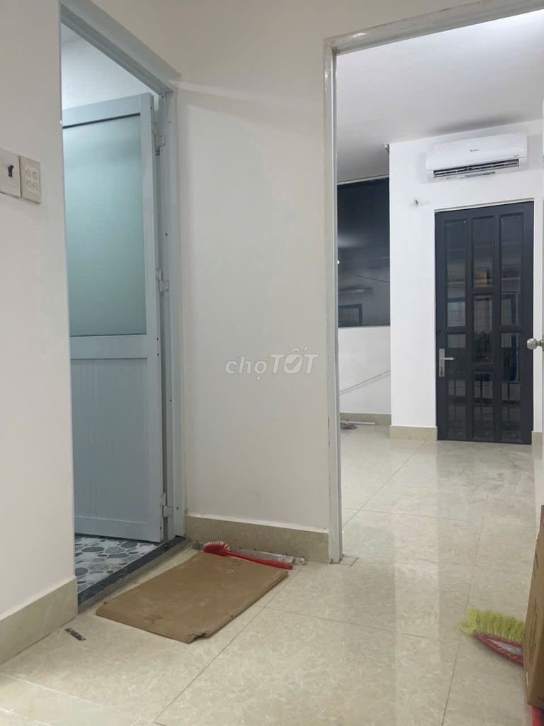 Three-story, 10 meters, three bedrooms, three toilets, three air conditioning, 2 meters T.V.