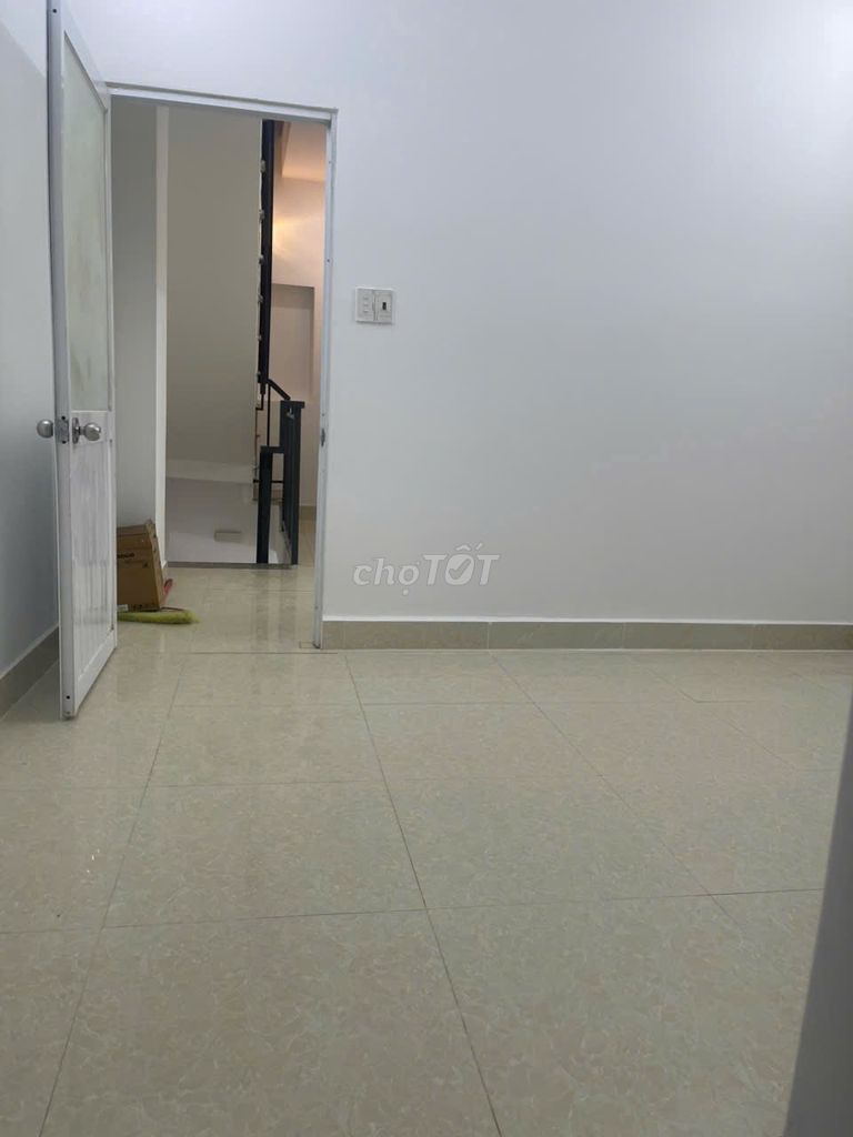 Three-story, 10 meters, three bedrooms, three toilets, three air conditioning, 2 meters T.V.