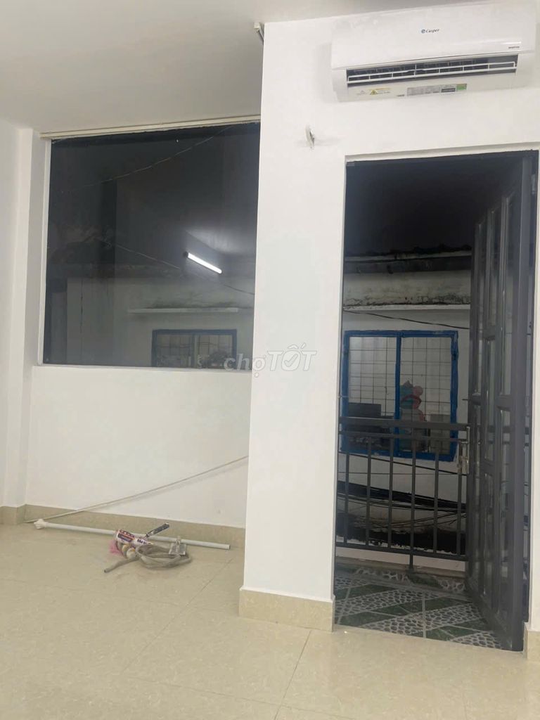 Three-story, 10 meters, three bedrooms, three toilets, three air conditioning, 2 meters T.V.