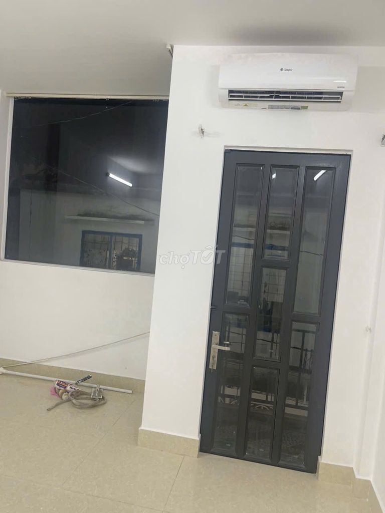 Three-story, 10 meters, three bedrooms, three toilets, three air conditioning, 2 meters T.V.