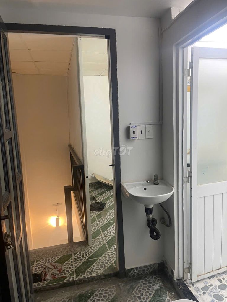 Three-story, 10 meters, three bedrooms, three toilets, three air conditioning, 2 meters T.V.