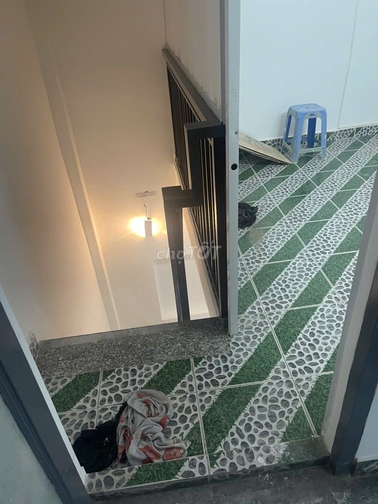 Three-story, 10 meters, three bedrooms, three toilets, three air conditioning, 2 meters T.V.