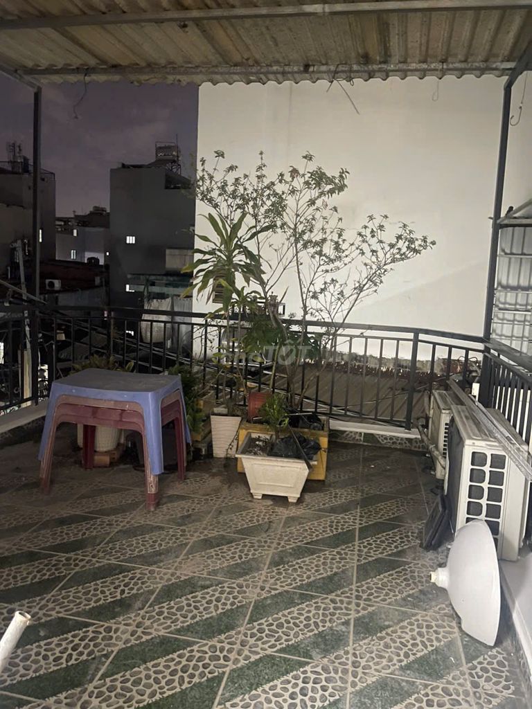 Three-story, 10 meters, three bedrooms, three toilets, three air conditioning, 2 meters T.V.