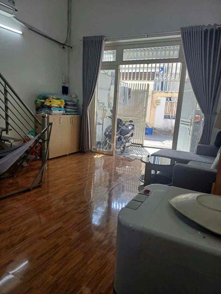 The original building is 65 meters, which is the cold engine right here, ubnd Long Trường.