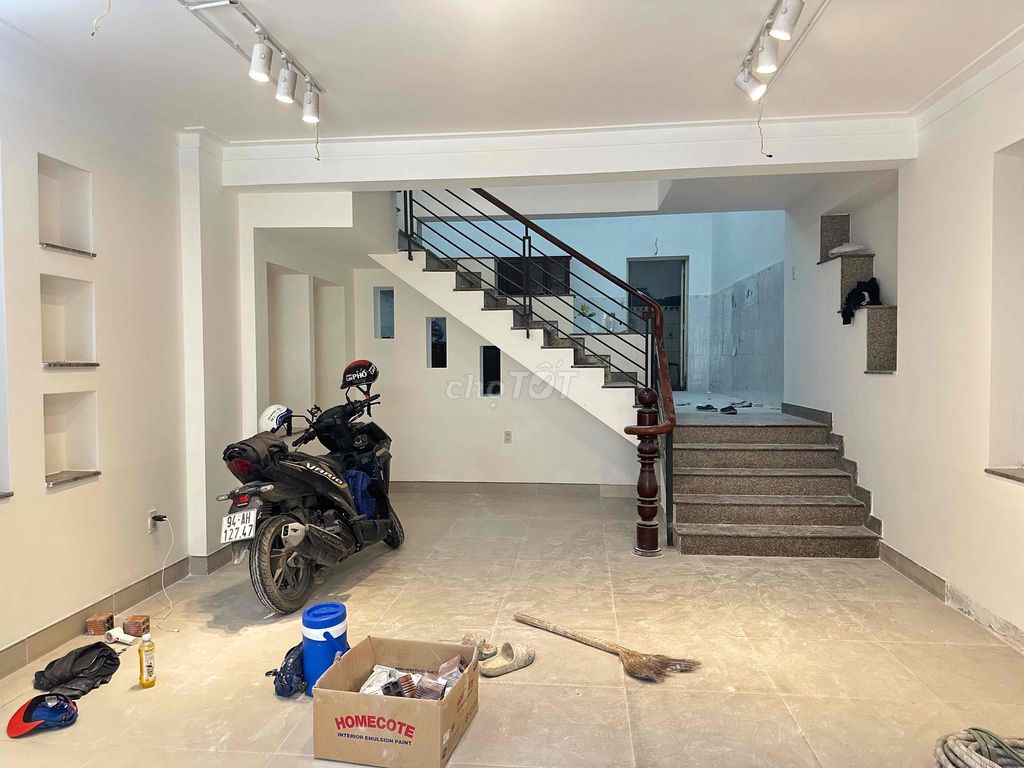 The new wide house is painted 5*15 meters 2 floors of set 4 bedroom 3 flats of flat car car car car is written