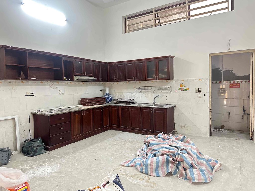The new wide house is painted 5*15 meters 2 floors of set 4 bedroom 3 flats of flat car car car car is written