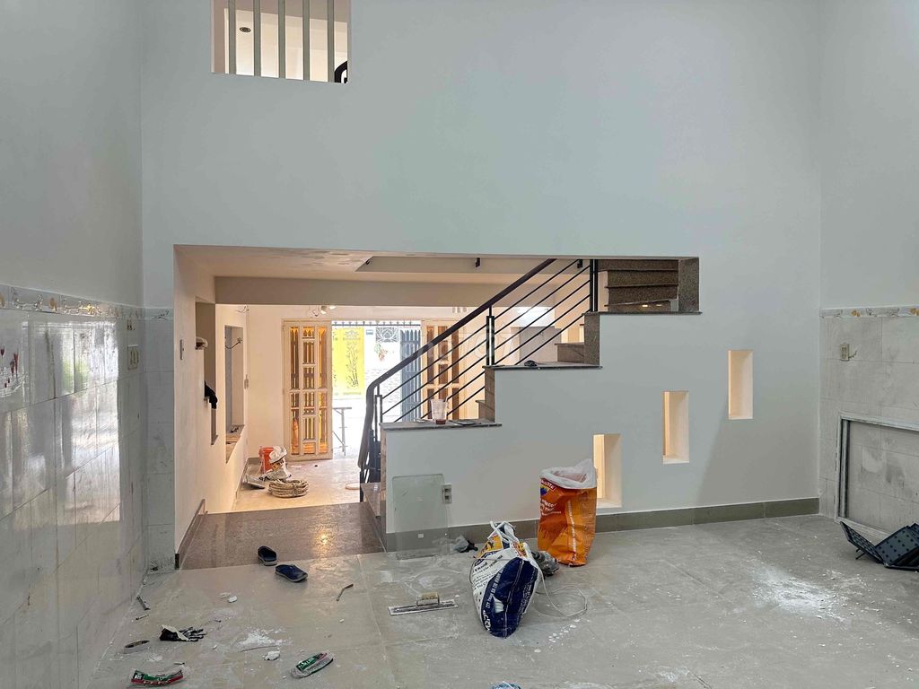 The new wide house is painted 5*15 meters 2 floors of set 4 bedroom 3 flats of flat car car car car is written
