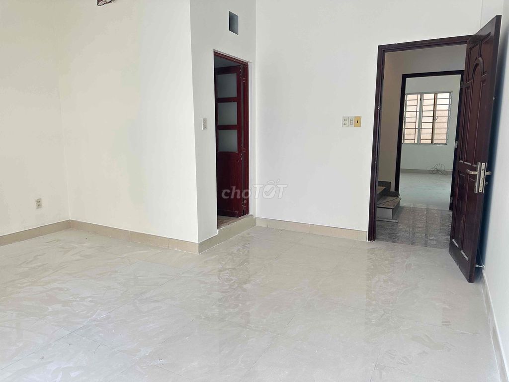 The new wide house is painted 5*15 meters 2 floors of set 4 bedroom 3 flats of flat car car car car is written
