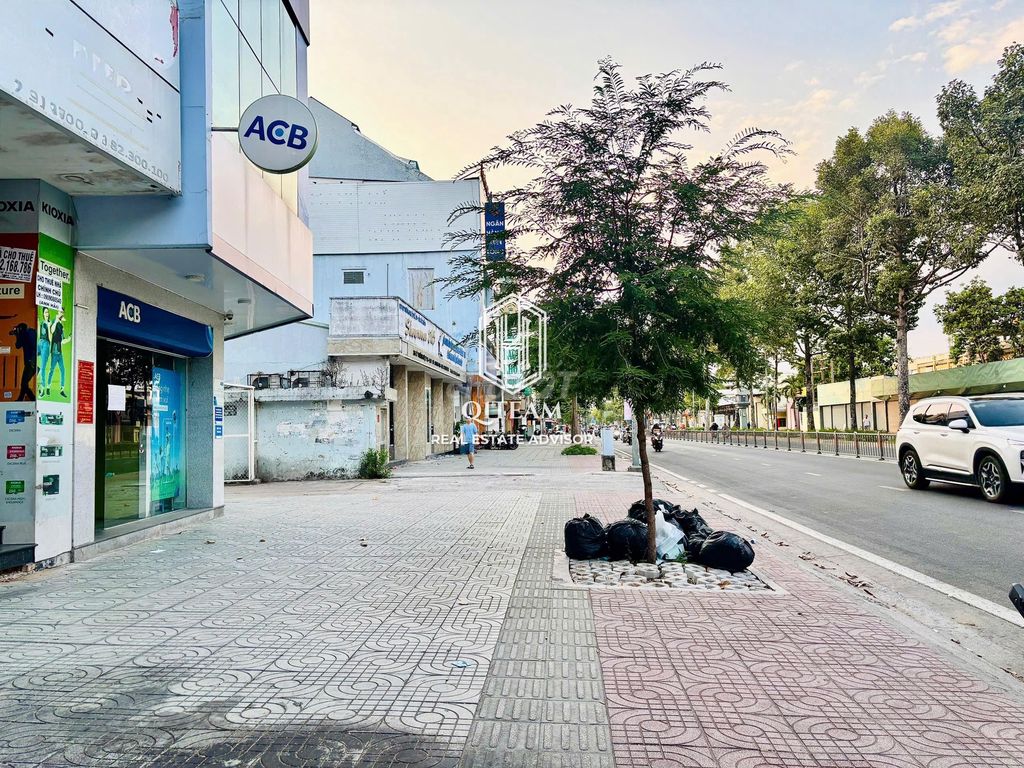 Area 7 x17 meters, broad sidewalk - A Lý Thường Kiệt house, 11-Land District, cheap