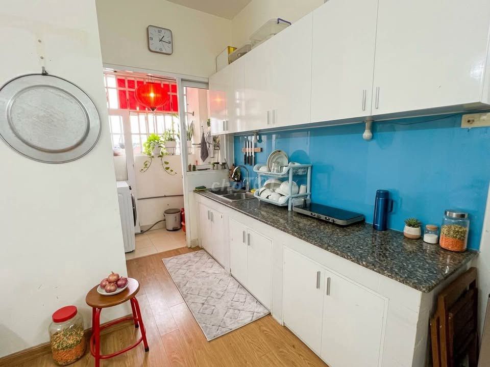 Phú Thạnh building rents two bedrooms full of furniture renting nine million a month.