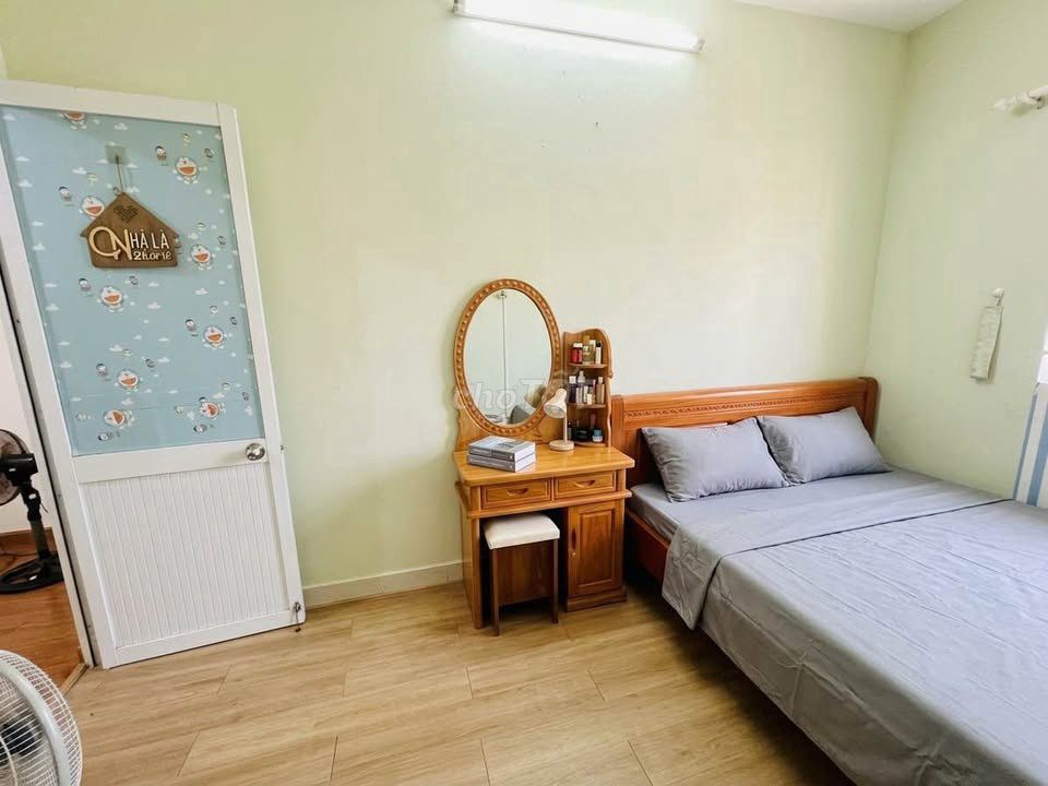 Phú Thạnh building rents two bedrooms full of furniture renting nine million a month.