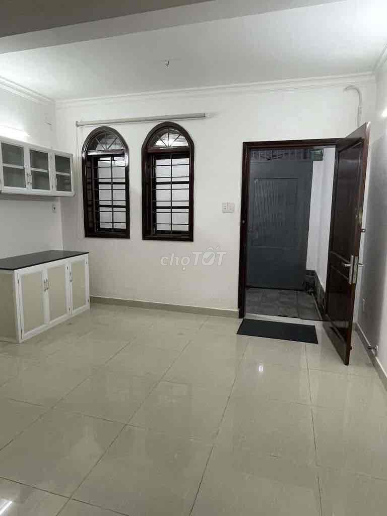 New house built two Cách Mạng Tháng 8 suites.
