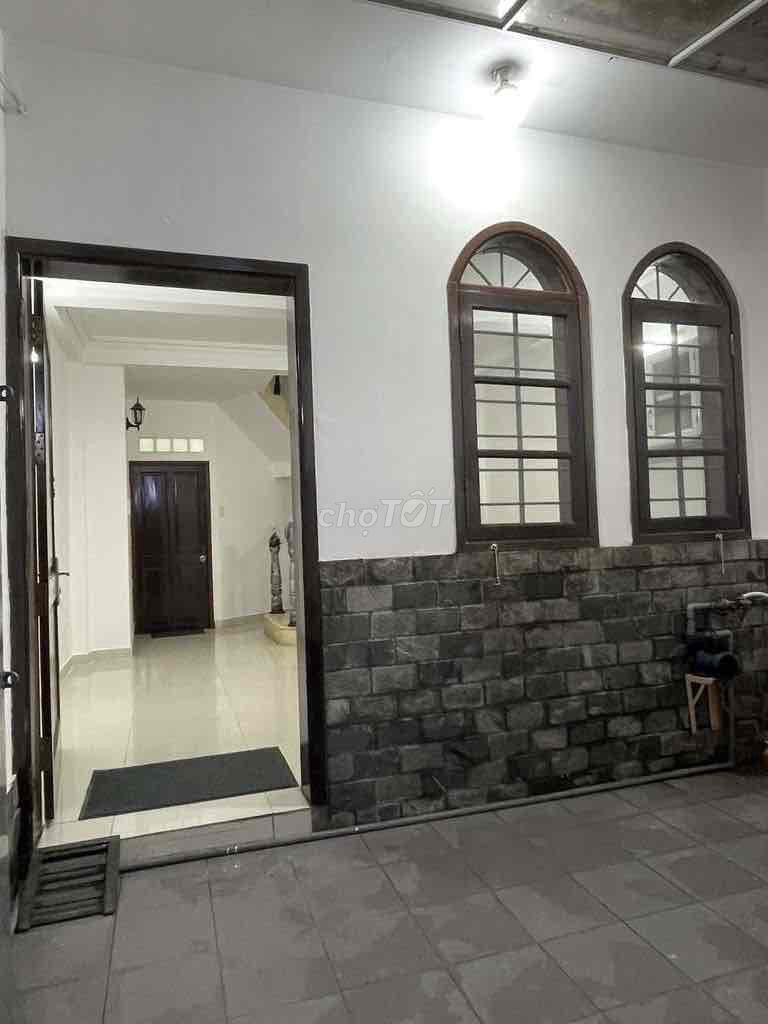New house built two Cách Mạng Tháng 8 suites.