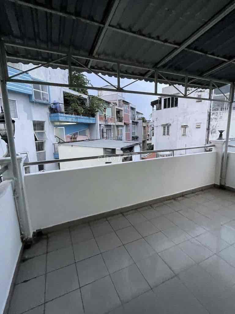 New house built two Cách Mạng Tháng 8 suites.