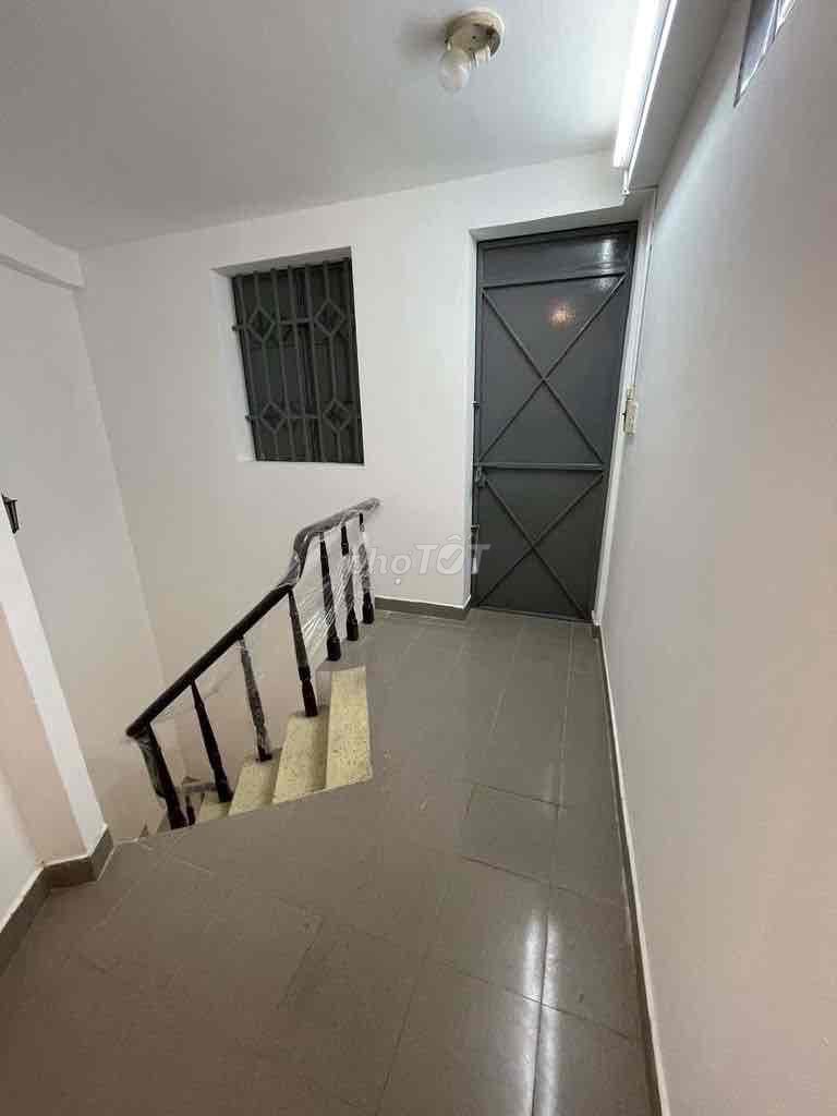 New house built two Cách Mạng Tháng 8 suites.