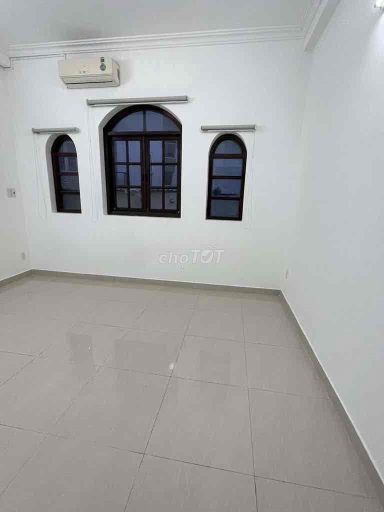 New house built two Cách Mạng Tháng 8 suites.