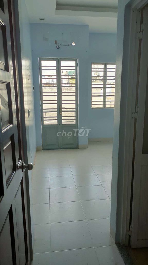Hires 242 Tôn Đản flats.