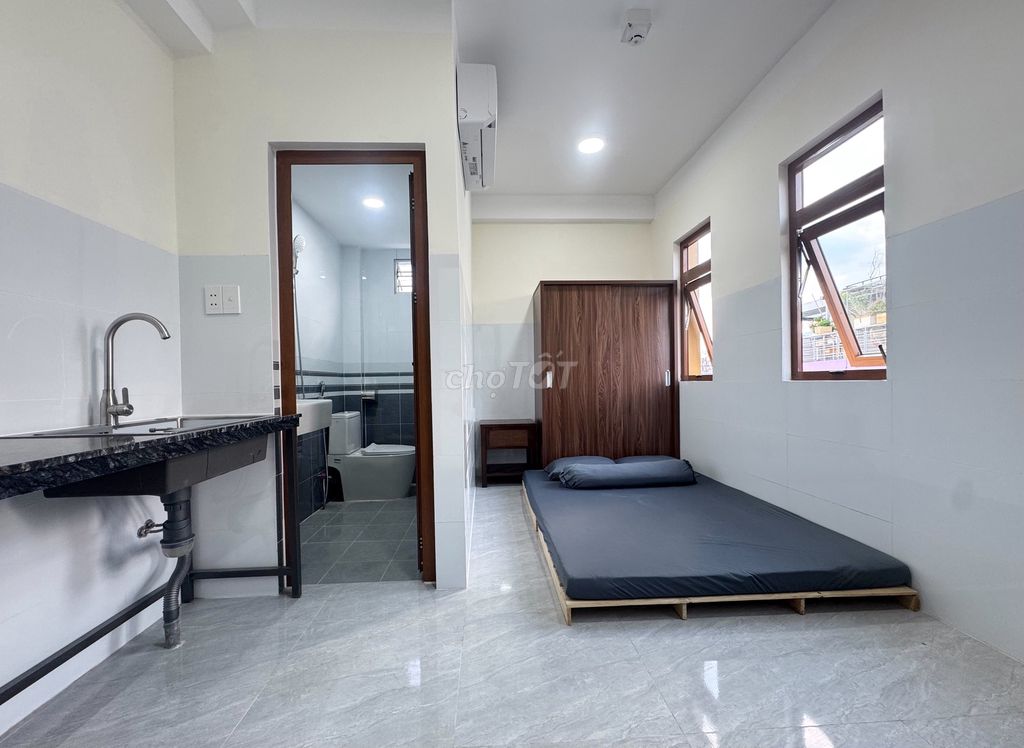 The new room completes the open window near the Nguyễn Thái Sơn iron bridge
