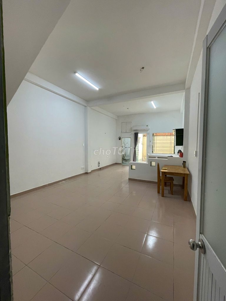 Room 375, 40 meters, with a big kitchen, back yard, comfort, river block.27.