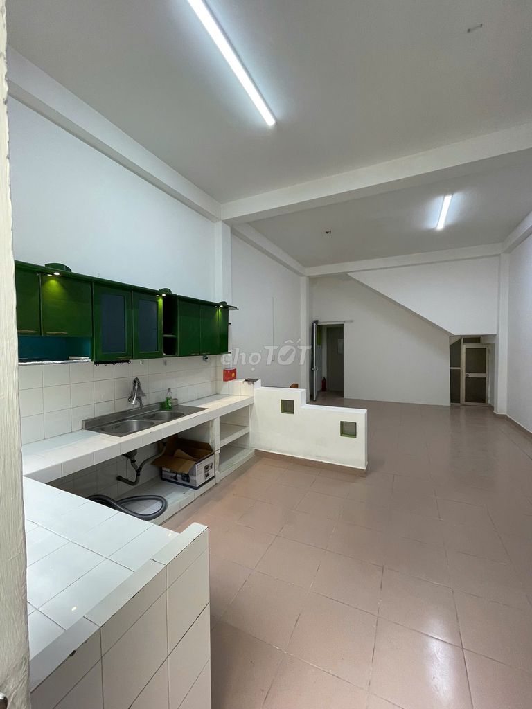 Room 375, 40 meters, with a big kitchen, back yard, comfort, river block.27.