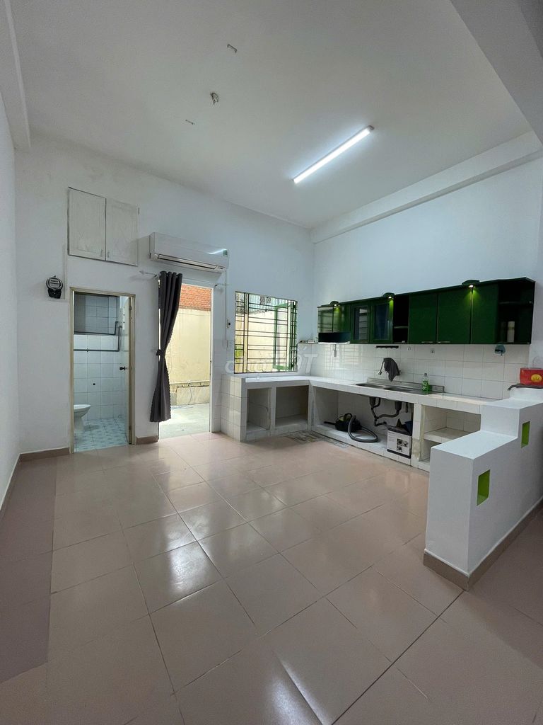 Room 375, 40 meters, with a big kitchen, back yard, comfort, river block.27.
