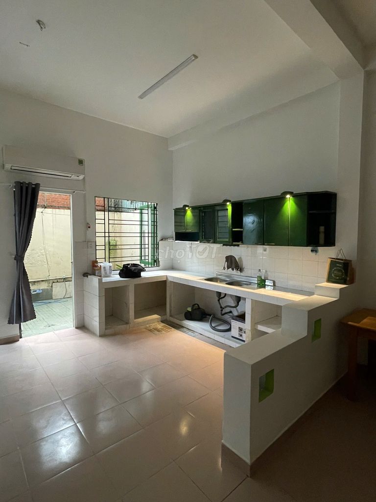 Room 375, 40 meters, with a big kitchen, back yard, comfort, river block.27.