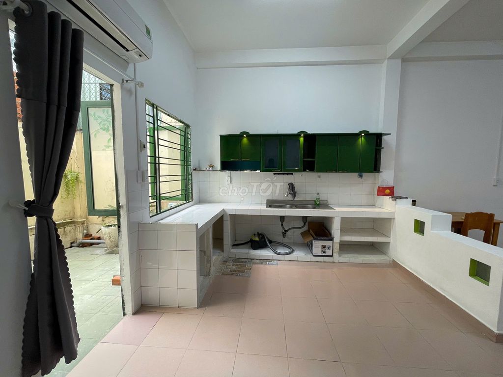 Room 375, 40 meters, with a big kitchen, back yard, comfort, river block.27.