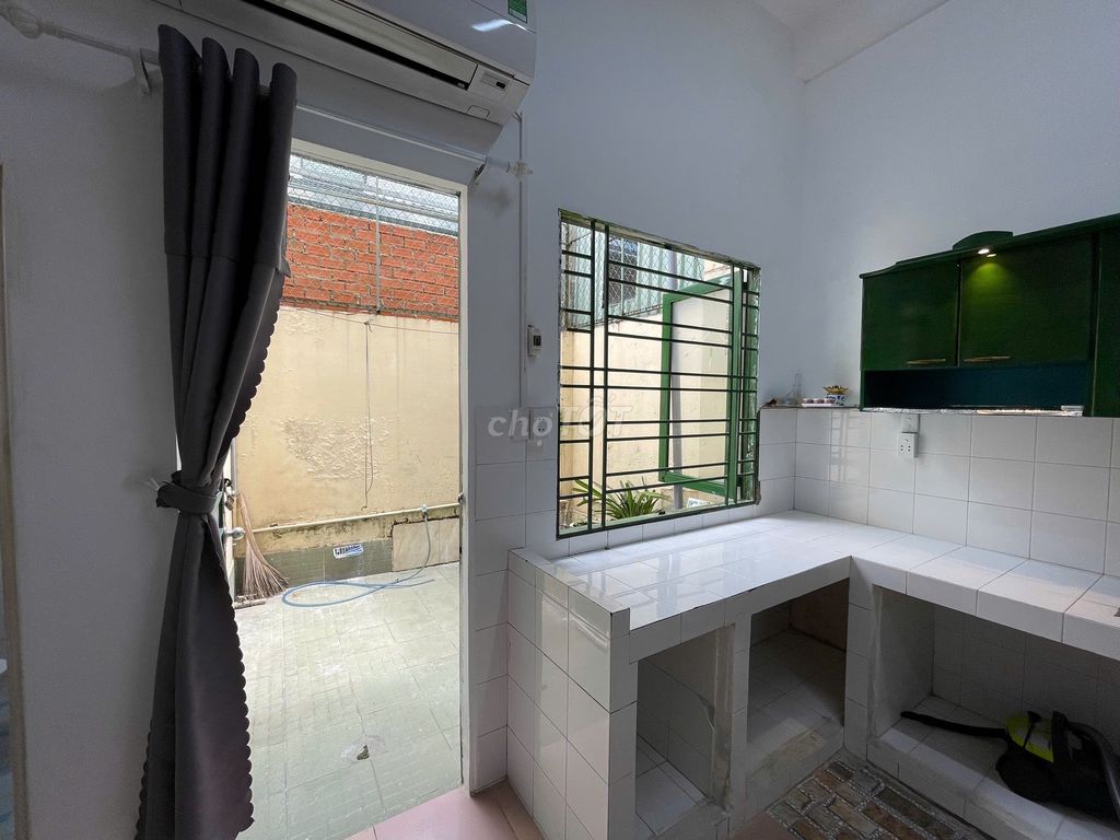 Room 375, 40 meters, with a big kitchen, back yard, comfort, river block.27.