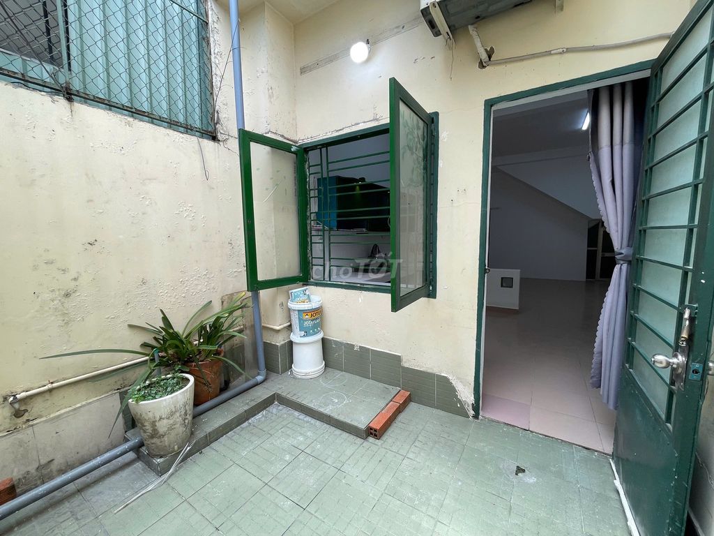 Room 375, 40 meters, with a big kitchen, back yard, comfort, river block.27.