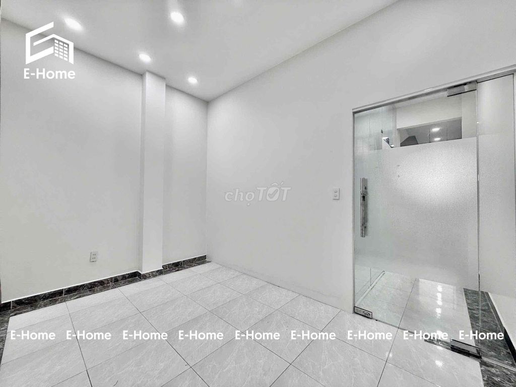 Open a new studio room. 100% of sky windows on the 4th floor.