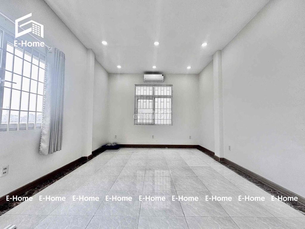 Open a new studio room. 100% of sky windows on the 4th floor.