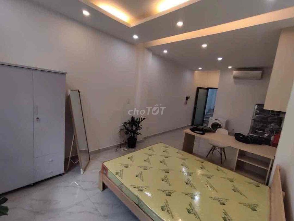 The studio walks through hutech at Qq020207.