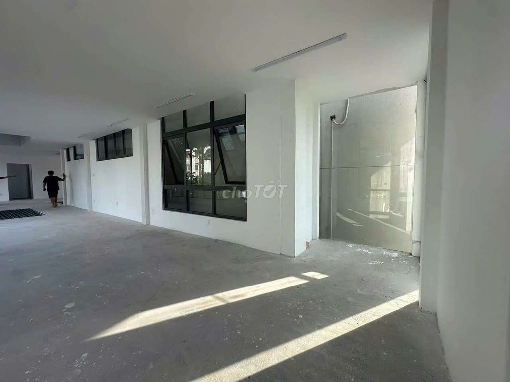 I'm the owner of building 21 A Tú Xương, District 3 area on 1113 M2: 150 million.