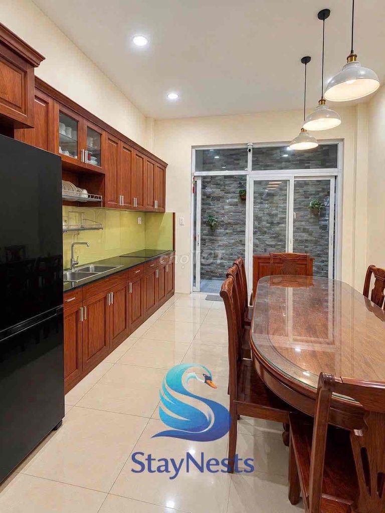 Rent a three-story house, four-story bedroom, black-and-grab.
